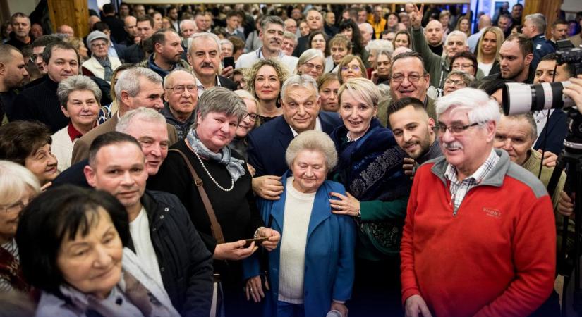 Orbán Viktort telt ház fogadta, már a benzinkúton is mindenki vele szelfizett