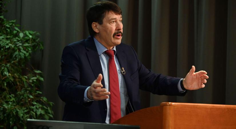 A szélerőműveket bírálta, az akkumulátorgyártást pártolta Áder János Szolnokon – galériával