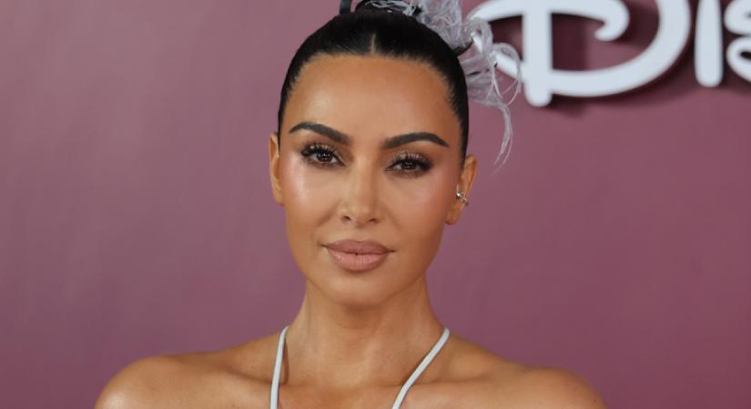 Nem hagyott sokat a képzeletre: Kim Kardashian szédítő ruhában jelent meg
