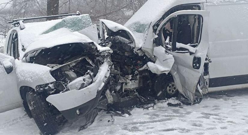 Összeroncsolódtak az autók a havas főúton, egy ember meghalt, kettő megsérült a karambolban (fotók)