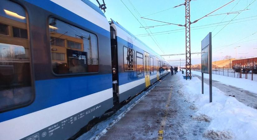 Egy szakaszon nem közlekednek a vonatok: hosszabb menetidő és rövidebb útvonalak a győri fővonalon