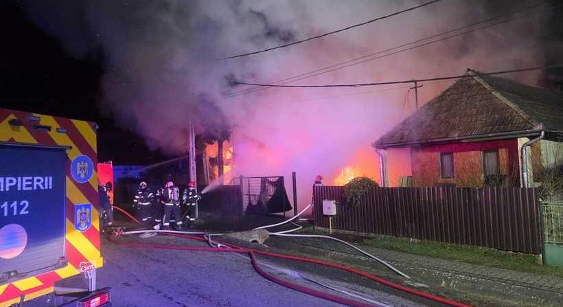 Súlyos tűzeset Maros megyében: leégett egy ház, a tűz átterjedt egy másikra is (VIDEÓ)