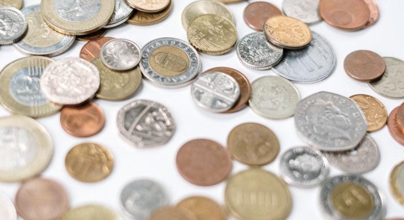 Hullámvasúton a forint: ingadozik az euró a devizapiacon, a dollár csökkenést mutat
