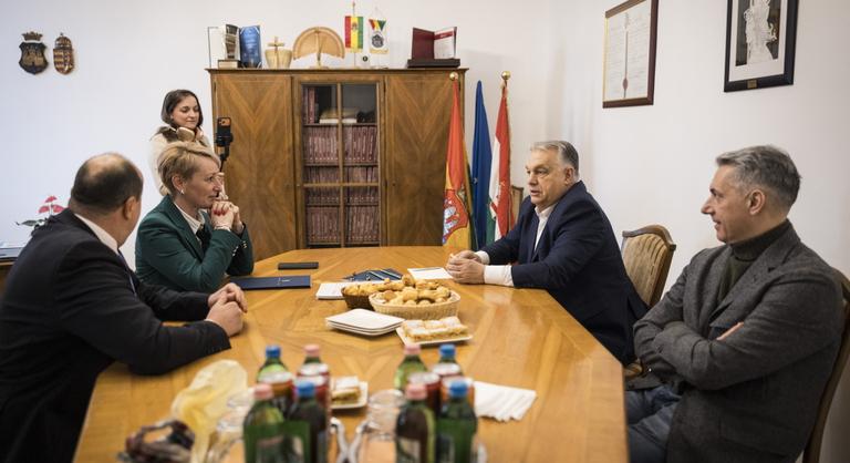 Komárom és Oroszlány polgármestereivel tárgyalt Orbán Viktor