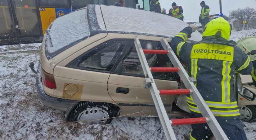 Havas káosz Szelevénynél: súlyos buszbaleset és árokba csúszott autó