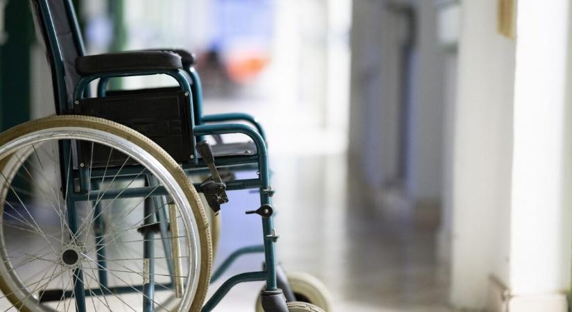 Kórházi köpenyben és cipő nélkül találtak rá egy halott hajléktalanra odakint