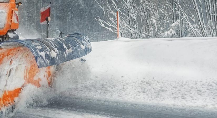 Hókotrónak ütközött egy lánycsapat – egy apa meghalt, 8 főt kórházba szállítottak