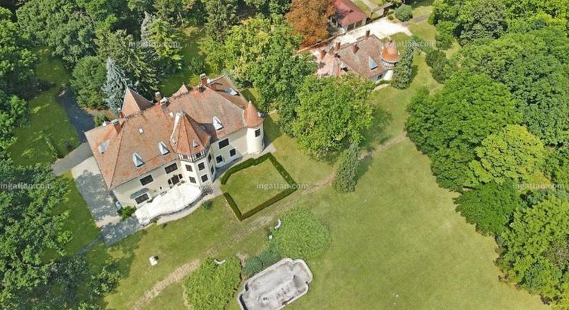 Eladják a gyönyörű magyar kastélyt, most bárki megnézheti: titokzatos a tulajdonosa, még külön temploma is van – videó