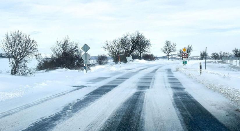 Baleset miatt torlódnak az autók az M3-ason