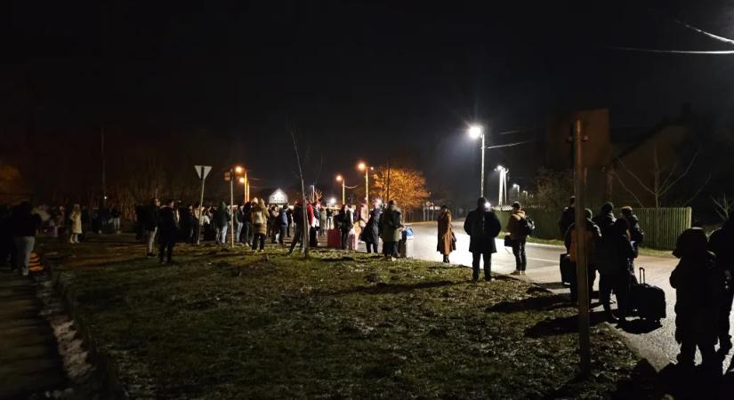 Fa dőlt a felsővezetékre Komáromnál, egy Railjet és egy tehervonat áramszedője is megsérült