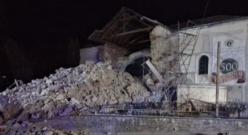 Teljesen leomlott egy erdélyi református templom tornya