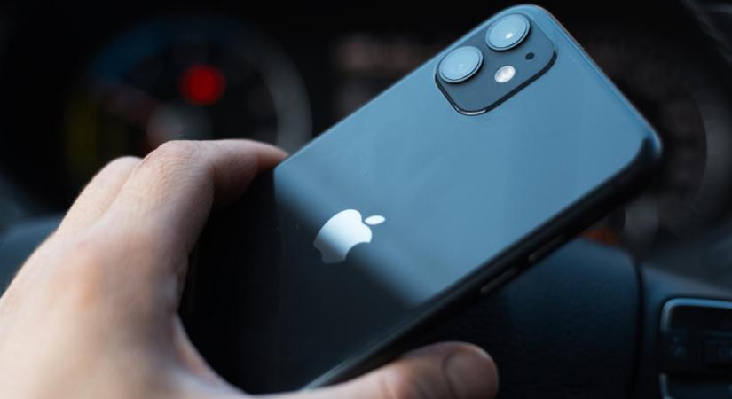 Az iPhone Foldot fogjuk hajtogatni, és nem azt, hogy adjatok töltőt