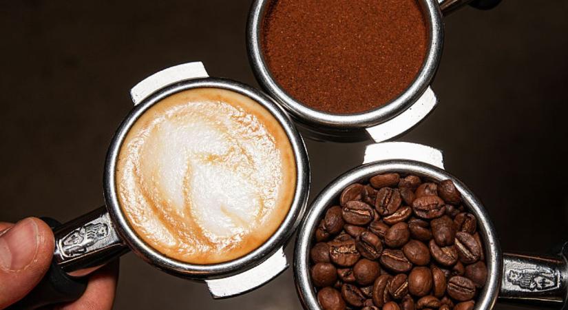 Egy kanálnyi elég: ezért dobnak egyre többen kávézaccot a vécébe