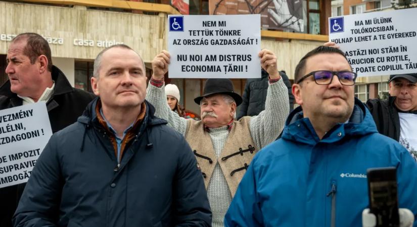 Adóemelések elleni tüntetésnek indult, RMDSZ-ellenes tiltakozás lett belőle: mi zajlik Székelyföldön?