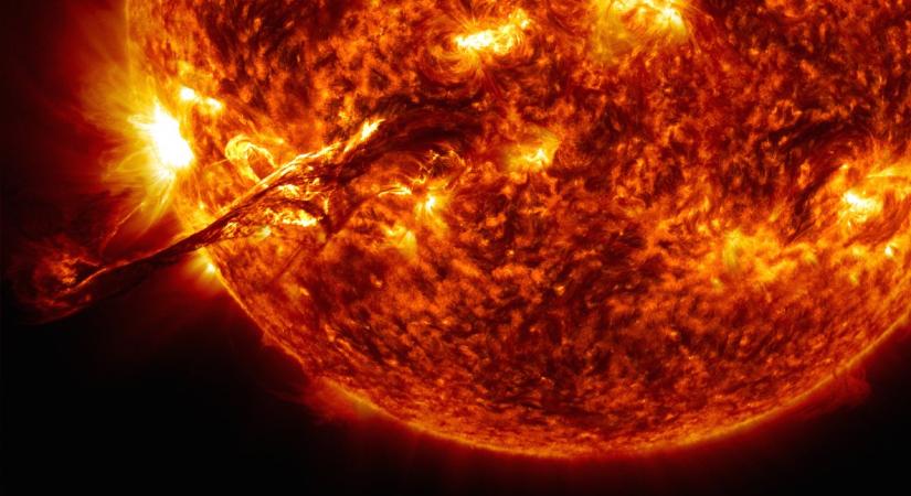 Geomágneses vihar várható, miután egyetlen napfolt 27 kitörést produkált 24 óra alatt, köztük az évek óta legnagyobbat