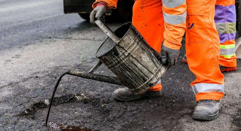 Tíz éve nem keletkezett ennyi kátyú Győrben, nem győzik betömni a krátereket - fotók