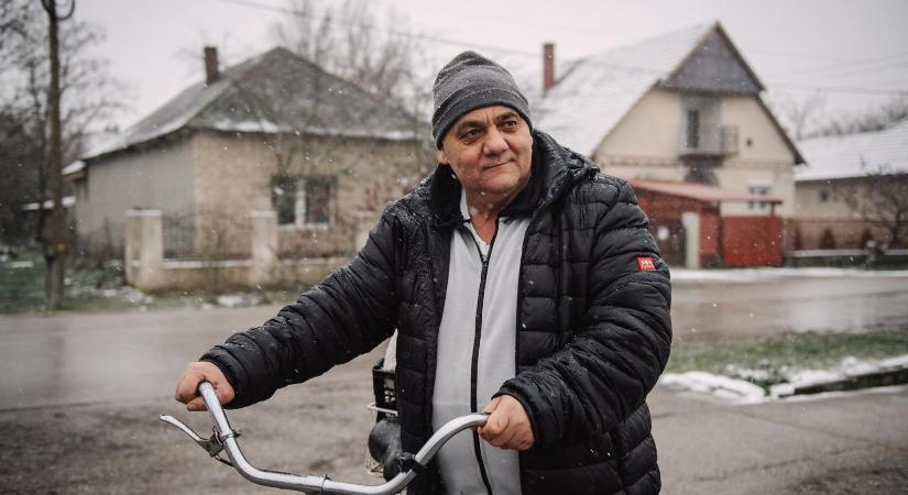 „Ehhez nem kell tiszásnak lenni, csak megsértett cigánynak” – Nem megverték, farönk esett Pócs János romájának a lábára