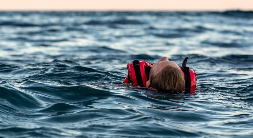 „Csak ússz tovább, csak ússz tovább” – ismételgette magának a családja életéért küzdő 13 éves fiú