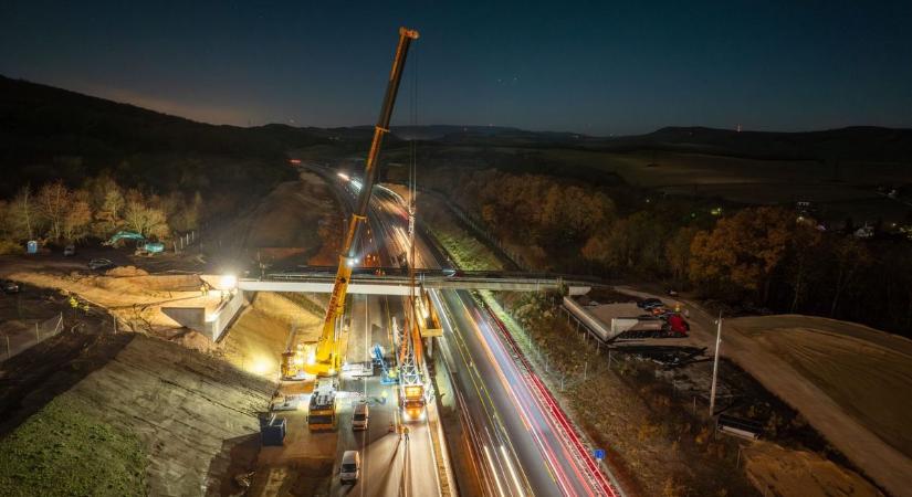 Látványos videón az M1-es hídépítése, 36 tonnás elemeket mozgatnak éjjel a munkagépek