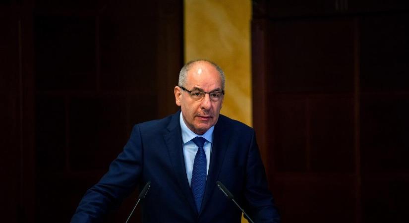 Amíg ön aludt, Sulyok Tamás magyar állampolgárságokat vett el