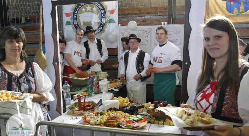 Megkezdték az építést – sztárparádéval és jótékonysággal jön a hétvégén a Fonyódi Kolbászfesztivál