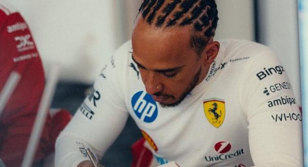 Sajtó: Hamilton ismét szakított a menedzserével