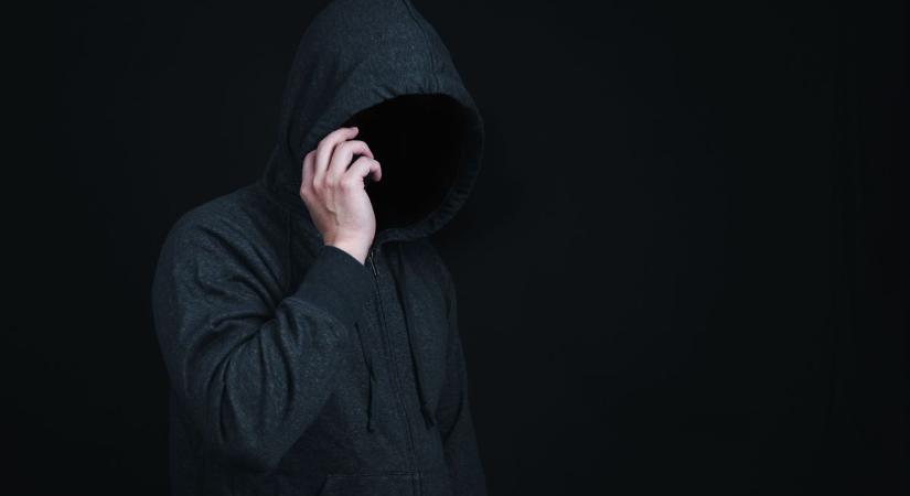 Megtalálta… majd inkább megtartotta a kolléganő fülbevalóját