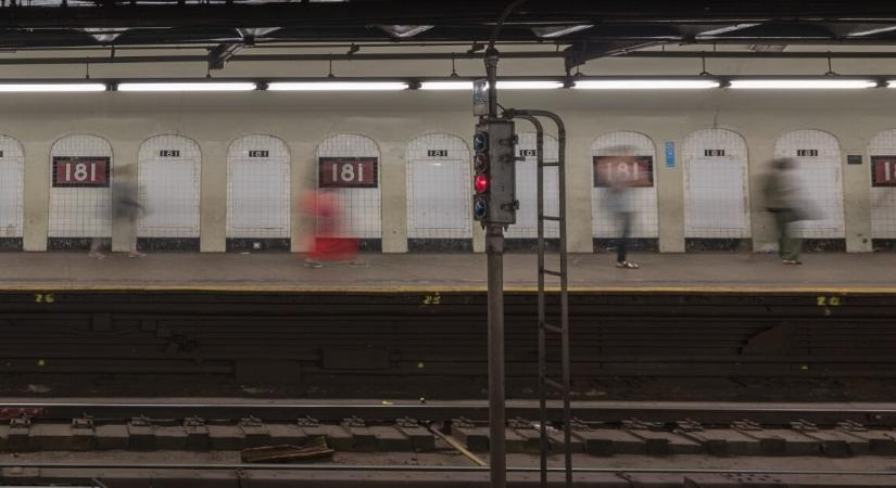 14 éves fiú késelt meg egy kéregetőt a metróban