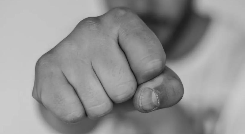 Összeverték, mégis a 14 éves Jázminnak kell felelnie: "Öt felnőtt fogta le a lányomat!"