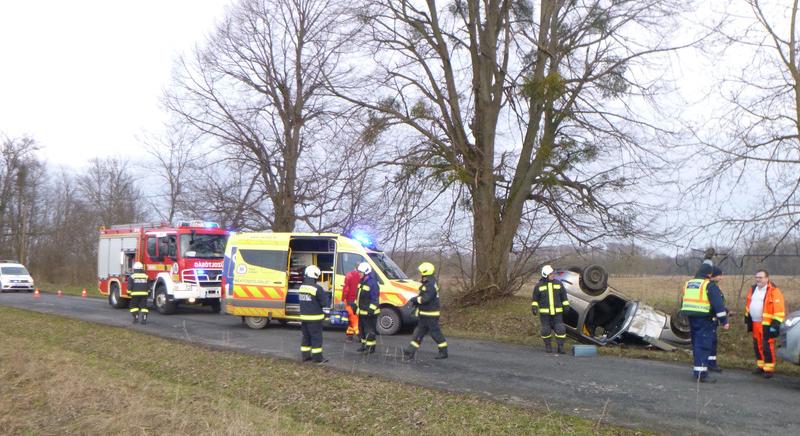 Oszlopnak rohant egy autó Komlósd és Péterhida között