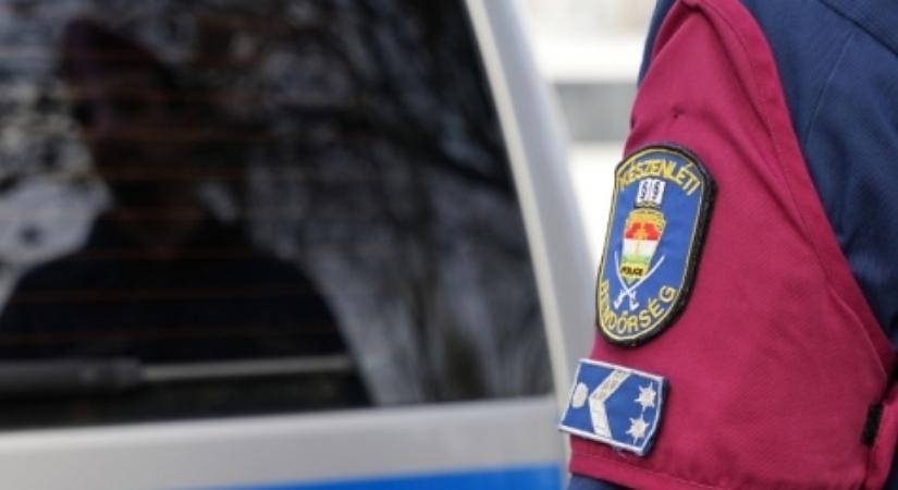 Áthajtott a piroson a debreceni kereszteződésben, nem is vezethetett volna és még ivott is