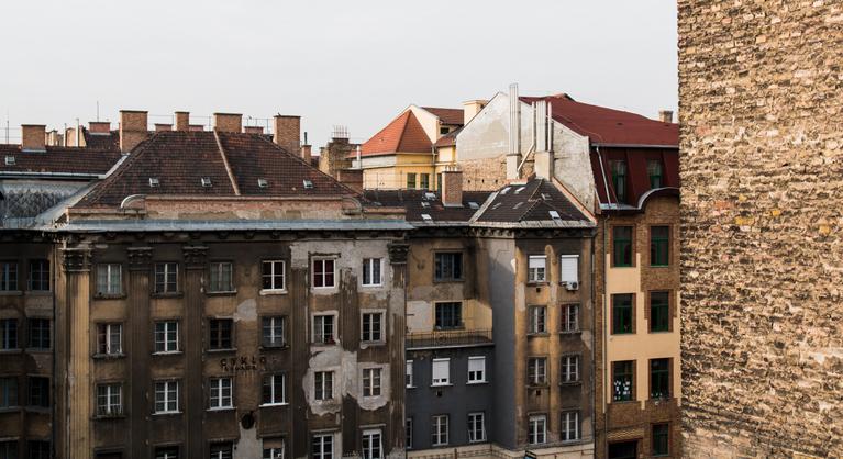 Csak úgy pöfékelnek: borzasztó állapotban a magyar ingatlanok
