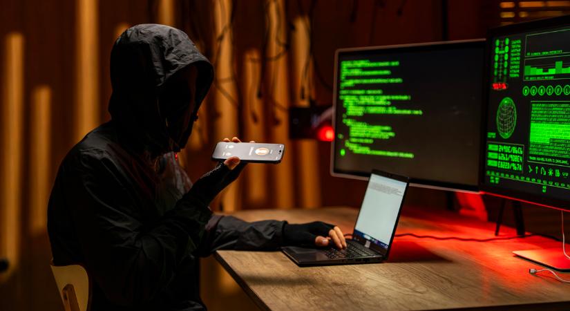 Több millió ember telefonját használták titokban kiberbűnözésre