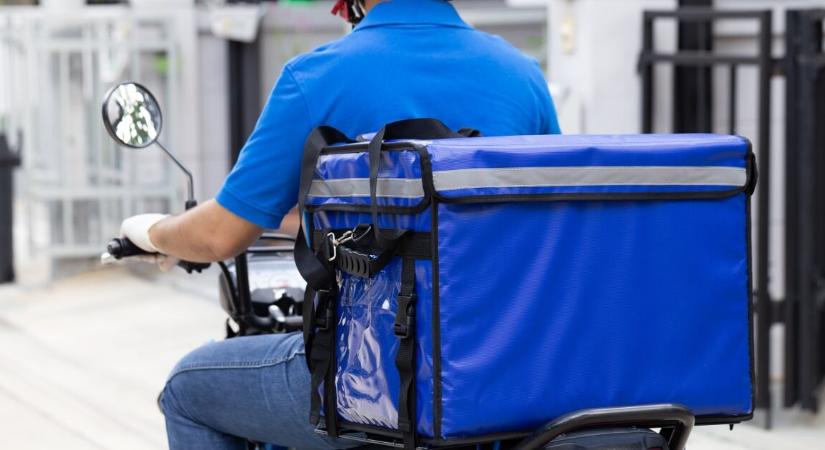 A világ egyik legmagányosabb futára – naponta 200 rendelést teljesít