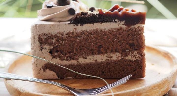 Kakaós piskótatorta tejszínes kávékrémmel: látványos desszert egyszerűen