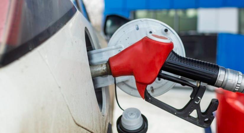 Fizetés nélkül hajtott el, jogosítványa sincs, és még a rendszám is kamu volt