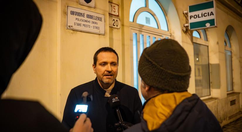 A hatóságok szerint Orosz Örs önként ment be a rendőrségre, nem állították elő; Orosz panaszt tesz