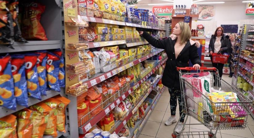 Egértetem a salátában, gumikesztyű a sajtban: meghökkentő, miket találtak az élelmiszerekben