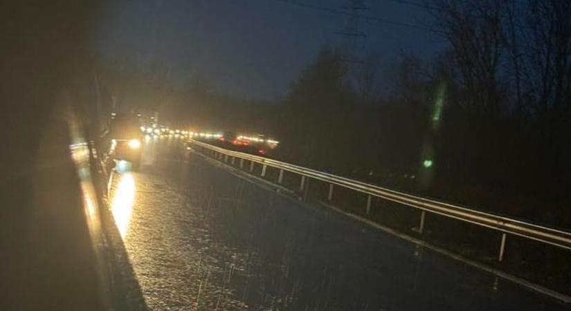 Hatalmas kátyúk miatt elesett az Algyői híd, vezessenek óvatosan, készüljenek lassú haladásra