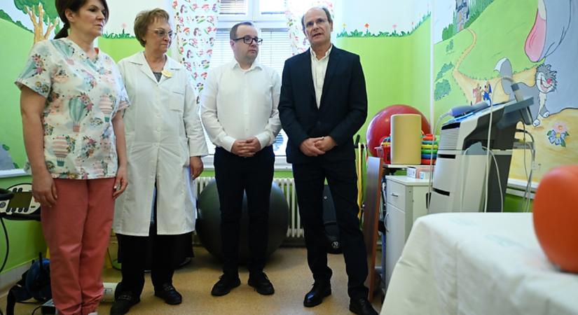 Kétmillió forintos új eszközzel segíti egy helyi cég a debreceni gyermekrehabilitációt