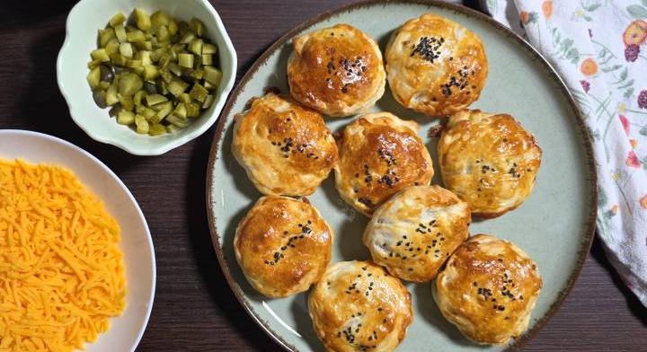 Mini sajtburger leveles tésztában: pillanatok alatt elkészül