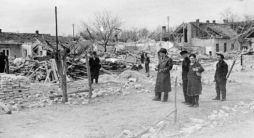 Mindig a hátország szenvedett: terrorcselekményként számoltak be a lapok Kaposvár bombázásáról