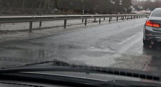 „Kilyukadt a híd” – több autó is defektet kapott reggel Algyőnél