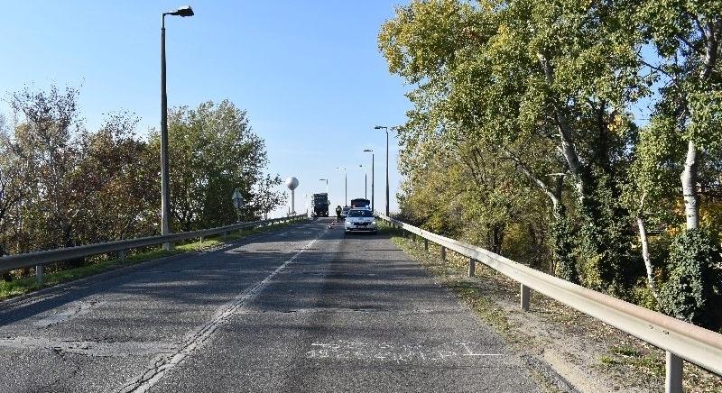 A kilométer-számlálót bámulta a sofőr, aki halálra gázolt egy kerékpárját toló személyt a felüljárón