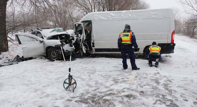 Sokkoló képeken a keddi nyárlőrinci tragédia: a helyszínen meghalt az autó 66 éves sofőrje