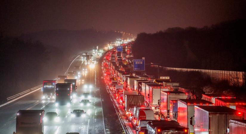 30 kilométeres dugót okozott a hirtelen havazás