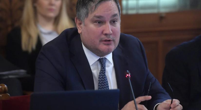 Nagy Márton testvére sejlik fel az Iparkamara új székháza körüli üzlet mögött