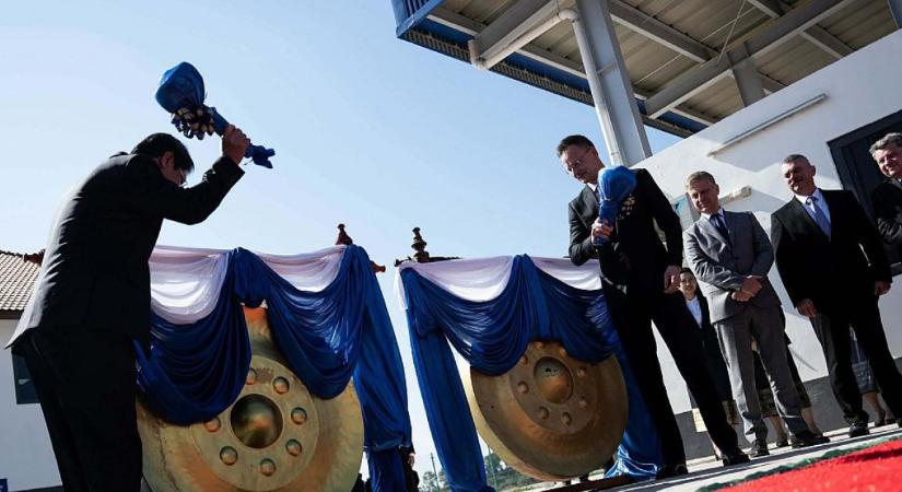 Úgysem fogja kitalálni, mit adott át Szijjártó Péter