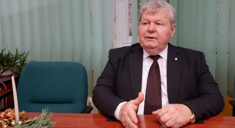 A képviselő mindenkit megnyugtat, ha késik is, de érkezik a tűzifa!