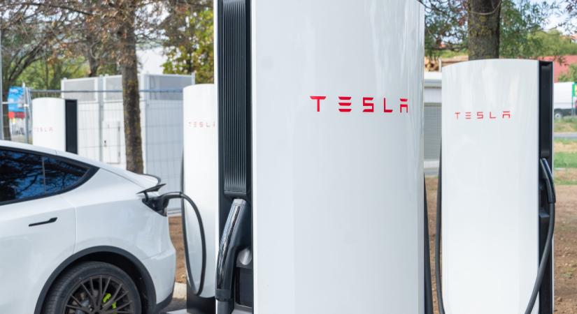 Újabb magyar városba kerülhet Tesla villámtöltő
